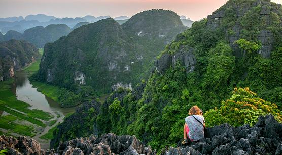 massive-limestone-mountains-and-the-winding-river-at-tam-coc