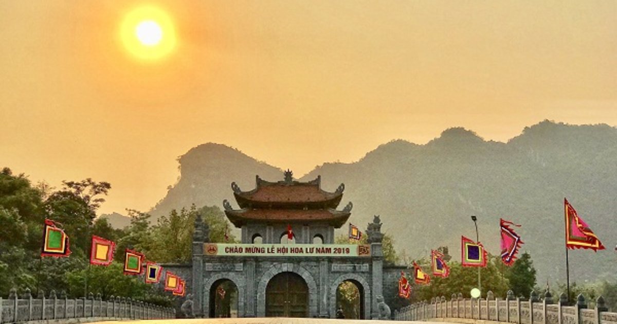Hoa Lu Trang An Mua Cave Tour from Hanoi