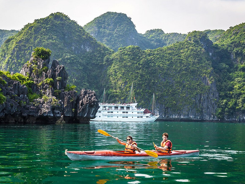 Do-Kayaking-in-Halong-Bay