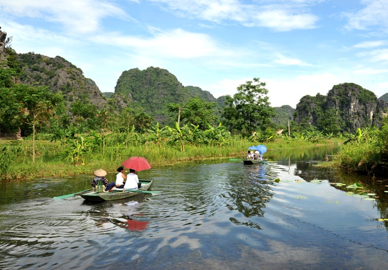 rowing-boat-at-thung-nang